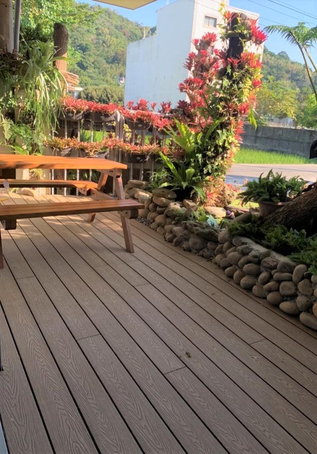 藴慢築 茶花藝主題民宿 Yun Man Zhu Homestay Gongguan Ngoại thất bức ảnh